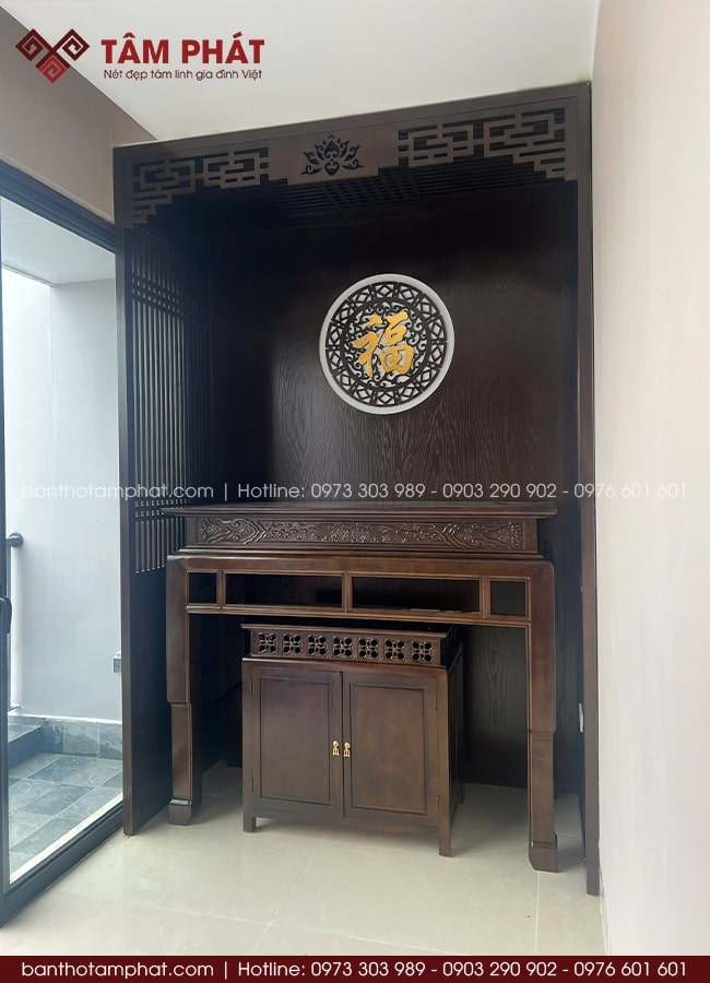 Phòng thờ BT-1682 đơn giản hiện đại có vách ngăn cách sang trọng.