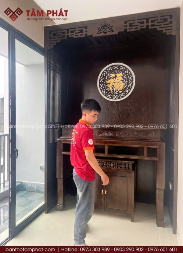 Bàn thờ đứng chắc chắn, cao 127cm vừa tầm dễ dàng cúng đơm và thắp nhang.