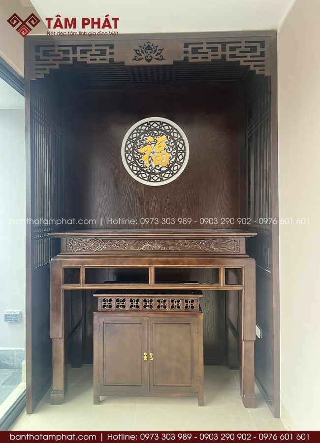 Mẫu phòng thờ gia tiên BT-1682 cho nhà phố được đánh giá cao về chất lượng và thẩm mỹ.