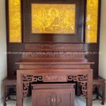 Bàn thờ tam cấp có thể kết hợp thờ Phật trên cùng và thờ Gia Tiên bên dưới.