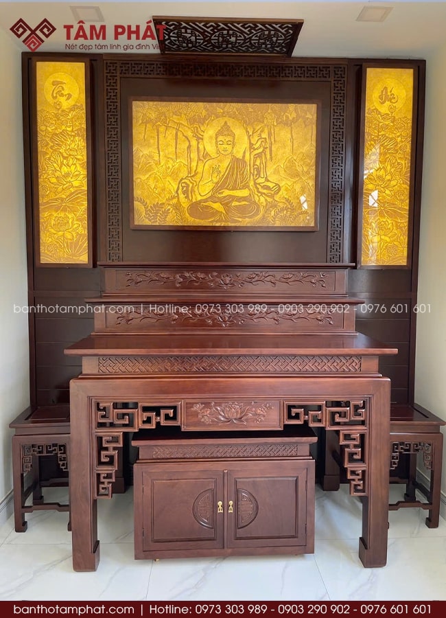 Bàn thờ tam cấp có thể kết hợp thờ Phật trên cùng và thờ Gia Tiên bên dưới.