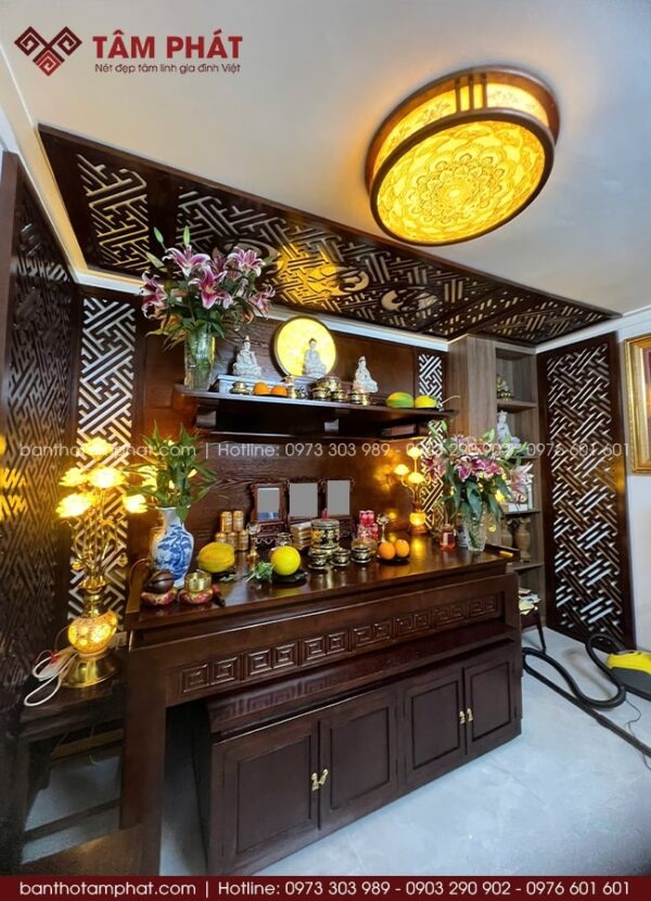 Phòng thờ kết hợp tủ kệ tiện dụng, giữ không gian gọn gàng và đẹp mắt.