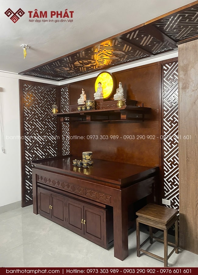 Phòng thờ gỗ tự nhiên cao cấp, giữ trọn vẻ đẹp tâm linh.