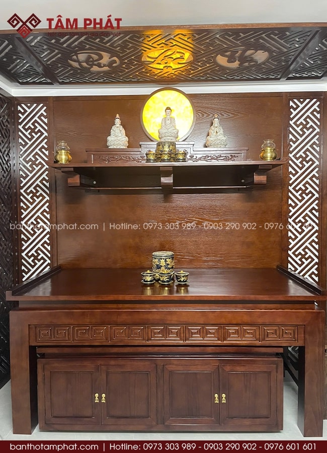 Mẫu bàn thờ Phật và Gia Tiên đều lớn, gia chủ thoải mái bài trí đồ thờ.
