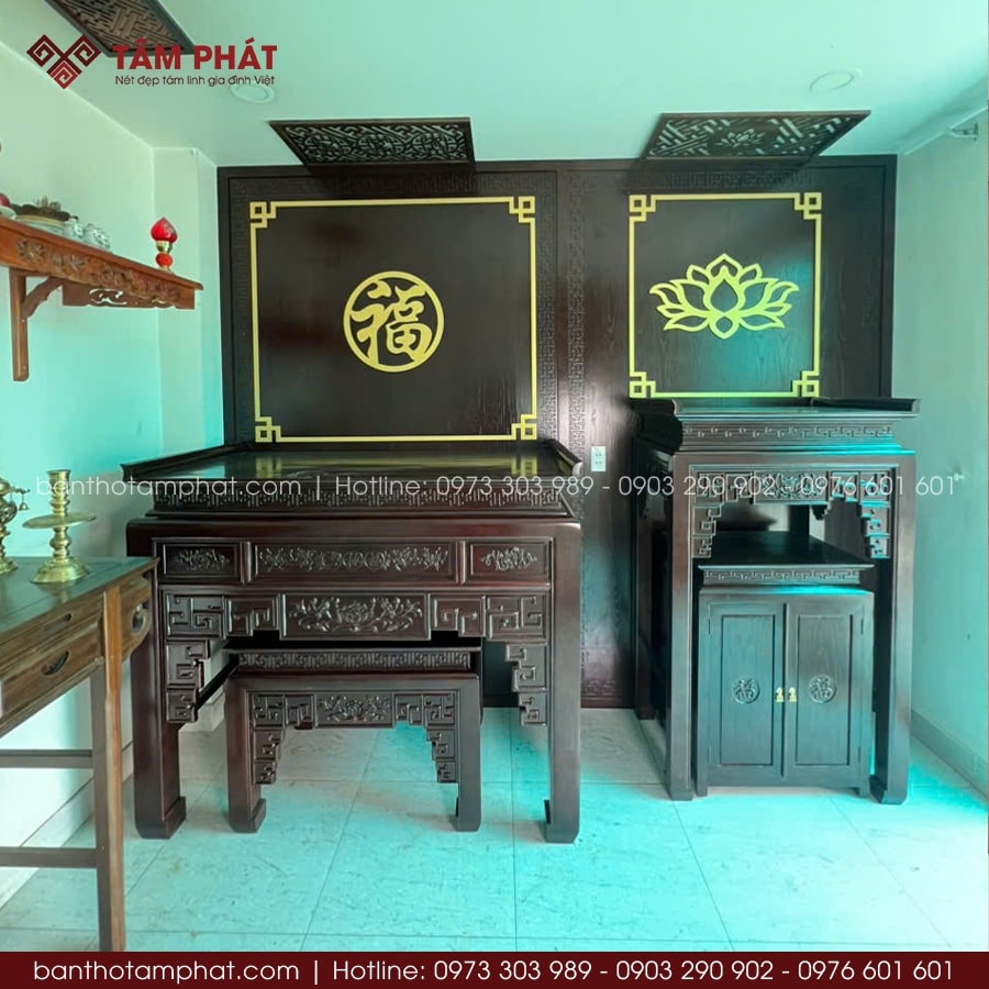 Phòng thờ BT-1677 bố trí 2 bộ bàn đứng riêng biệt.