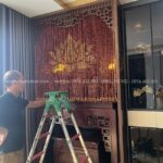 Sự có mặt của rèm che hạt gỗ tạo sự kín đáo, tăng tính thẩm mỹ cho không gian thờ tự.