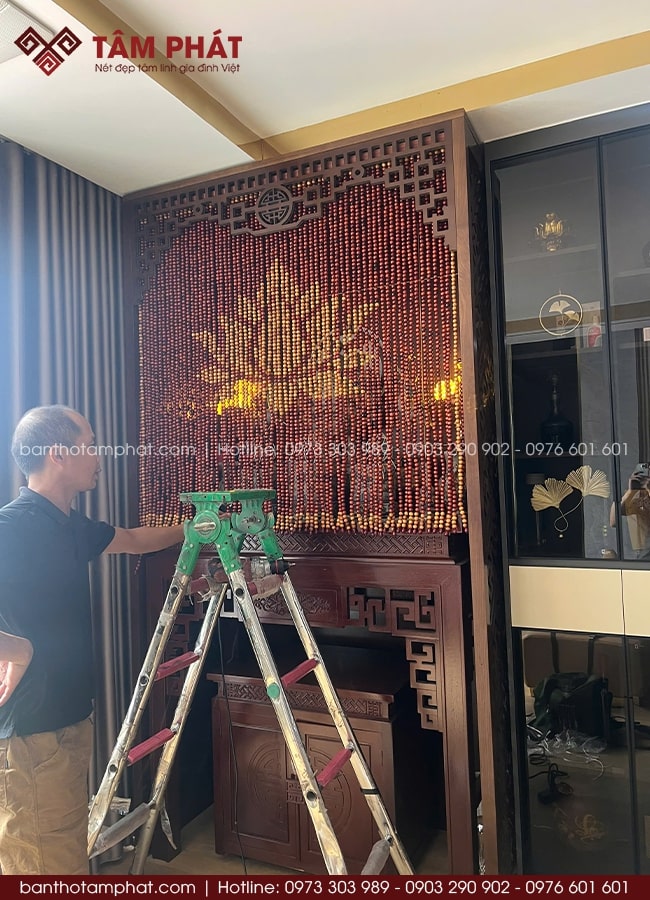 Sự có mặt của rèm che hạt gỗ tạo sự kín đáo, tăng tính thẩm mỹ cho không gian thờ tự.