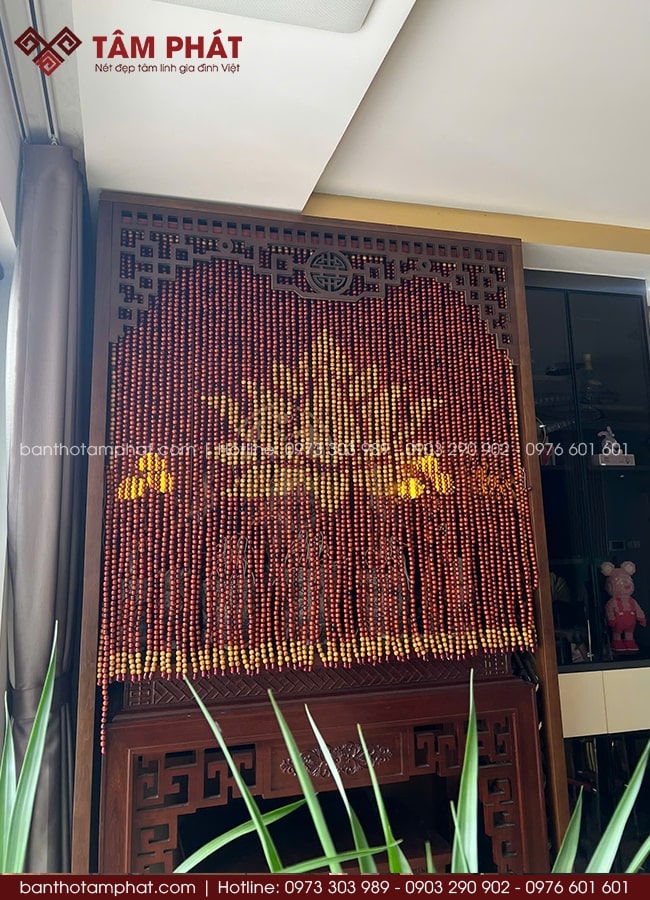 Kích thước rèm được cân đối theo bàn thờ sao cho không quá ngắn hay quá dài.