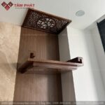 Thiết kế bàn thờ thiên về nét thẳng của gỗ, có tai bo an toàn.