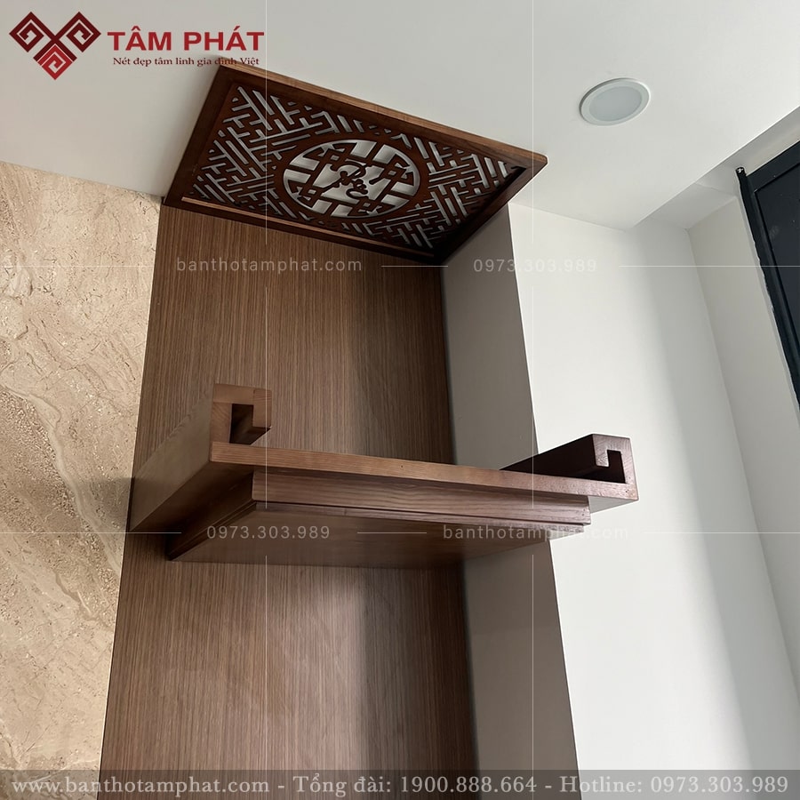 Thiết kế bàn thờ thiên về nét thẳng của gỗ, có tai bo an toàn.