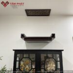 Bàn thờ đơn giản, không có họa tiết hoa văn.