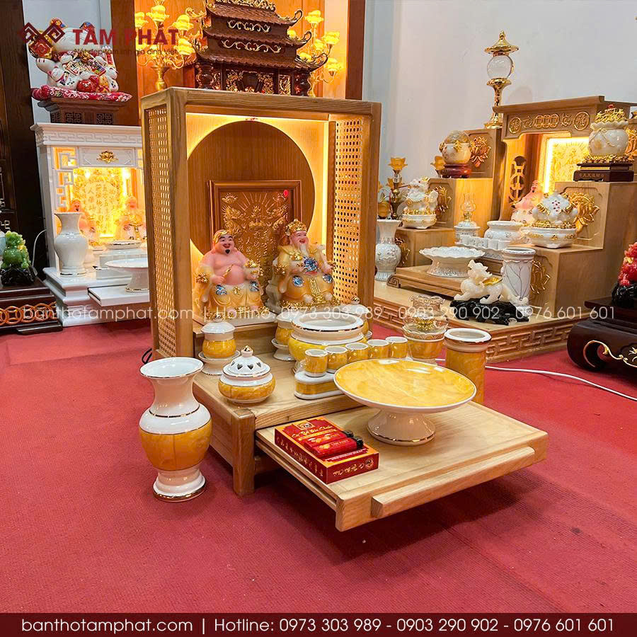 Bàn thờ và đồ thờ tông sáng vàng tạo nên không gian ấm cúng