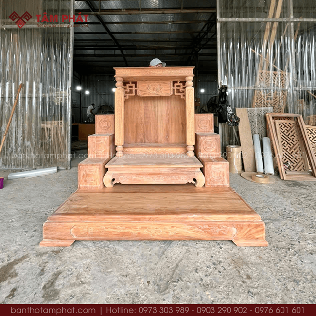 Bàn thờ được hoàn thiện kỹ từ khâu chọn gỗ