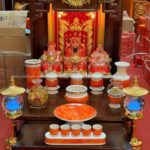 Tượng thờ và đồ thờ được phối màu đồng bộ