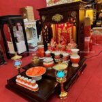 Bàn thờ Thần Tài có ngăn kéo ra dễ dàng bày lễ