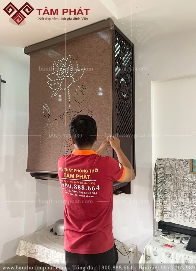 Tham khảo sự kết hợp với rèm che tạo nên không gian thờ linh thiêng, sang trọng.