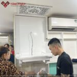 Bàn thờ màu trắng tinh tế, thờ Phật và Gia tiên, ông Táo đều được.