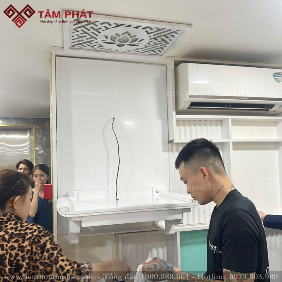 Bàn thờ màu trắng tinh tế, thờ Phật và Gia tiên, ông Táo đều được.