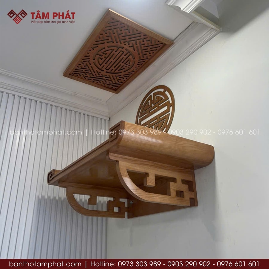 Thiết kế phần chân uốn lượn mềm mại, tinh tế.