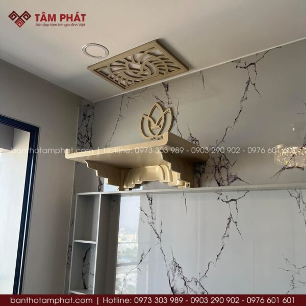 Bàn thờ treo chắc chắn, phù hợp với mọi không gian nhà cửa.
