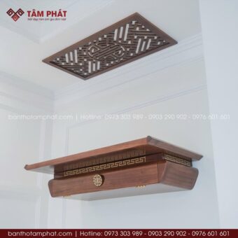 Bàn thờ dát vàng sang trọng.