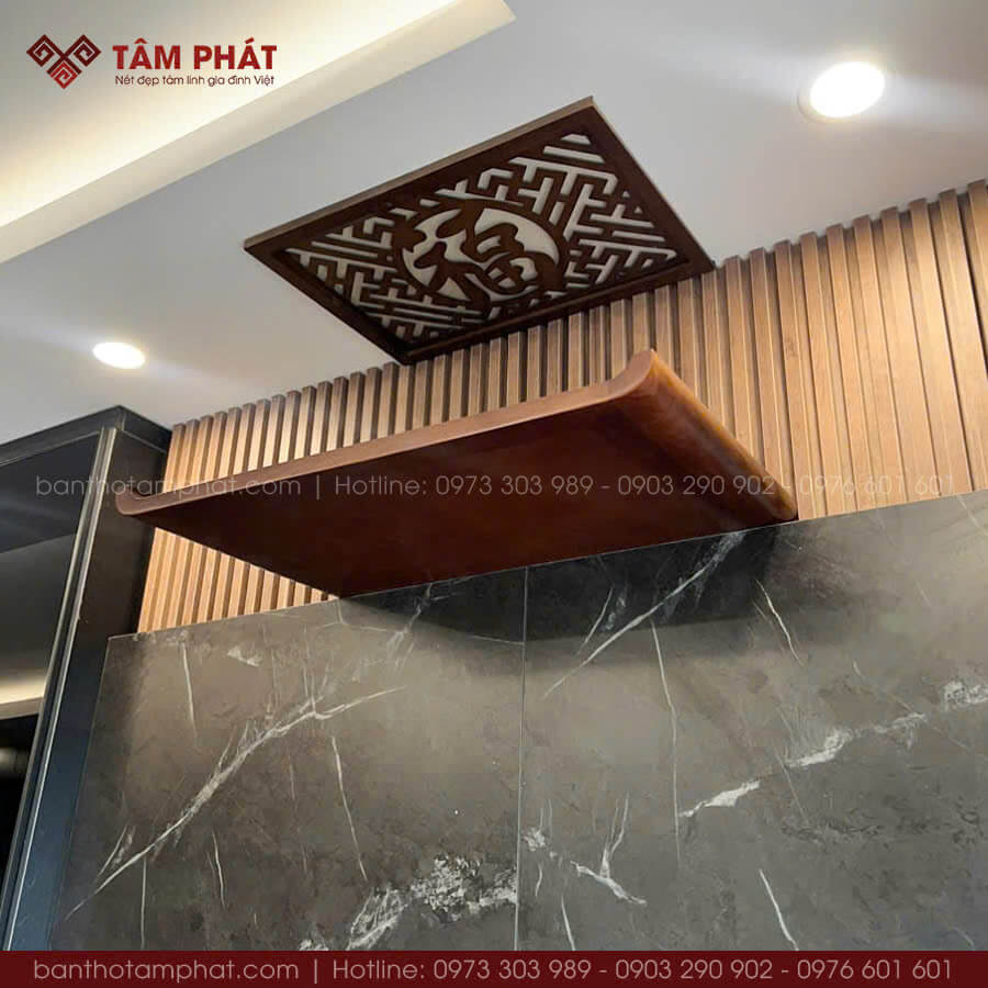 Thiết kế đơn giản, không chân, có tai bo gọn.