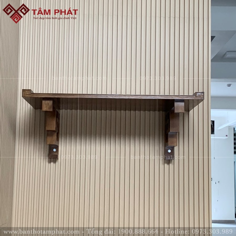 Mặt bàn thờ rộng có tai bo gọn.