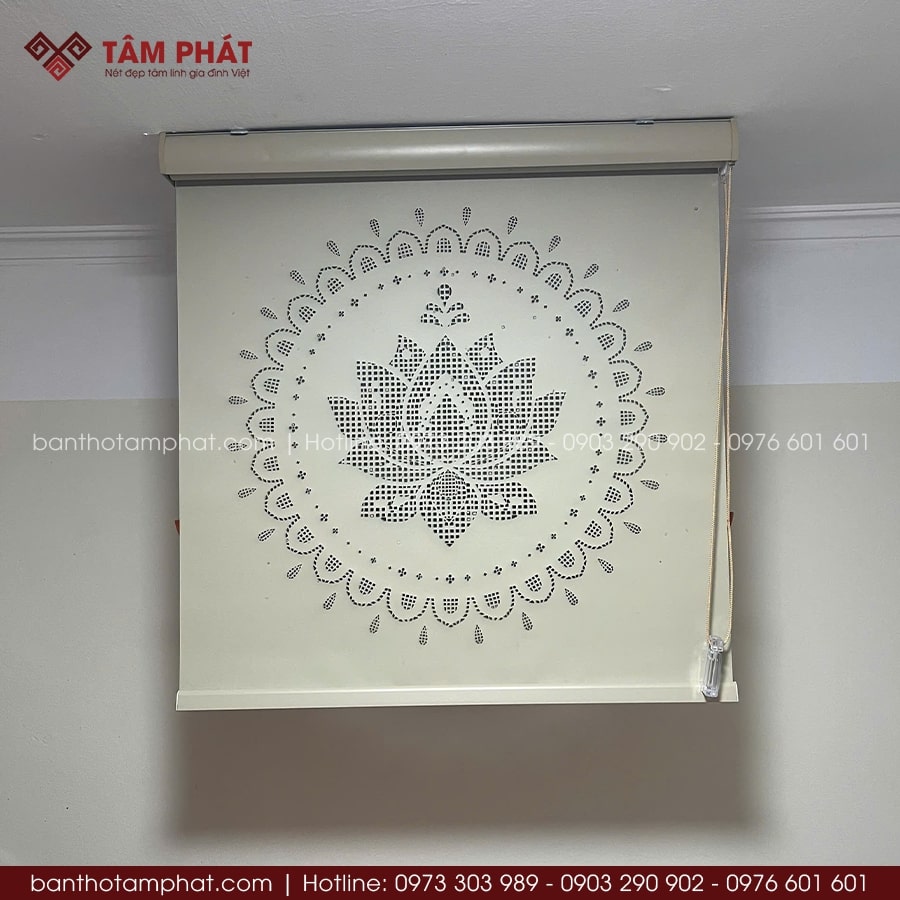 Mẫu bàn thờ treo và rèm che luôn là sự lựa chọn thông minh cho mọi không gian.