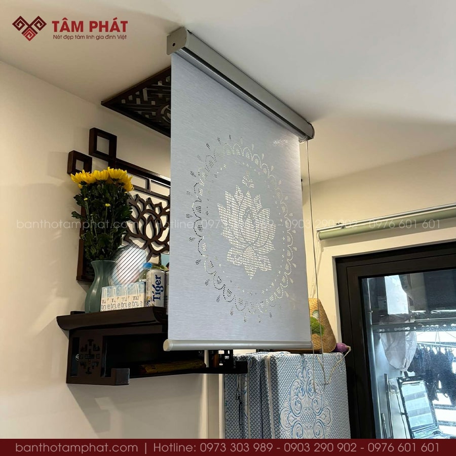 Combo đơn giản với bàn thờ và rèm che sang trọng.