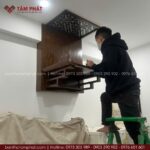 Combo bàn thờ + ốp hậu được cân chỉnh kích thước và màu sắc phù hợp, chuẩn phong thủy.