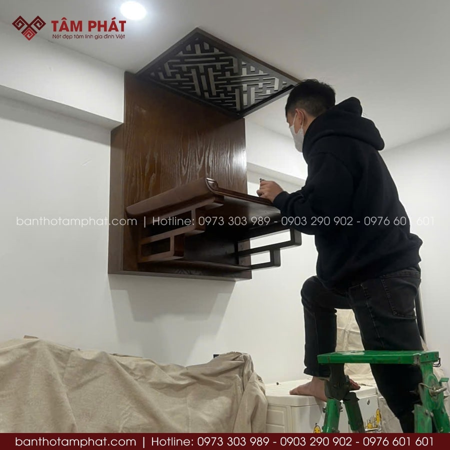 Combo bàn thờ + ốp hậu được cân chỉnh kích thước và màu sắc phù hợp, chuẩn phong thủy.