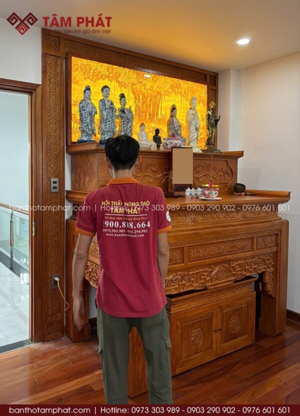 tranh trúc chỉ phía sau tạo nên không gian thờ thanh tịnh, trang nhã và an yên.