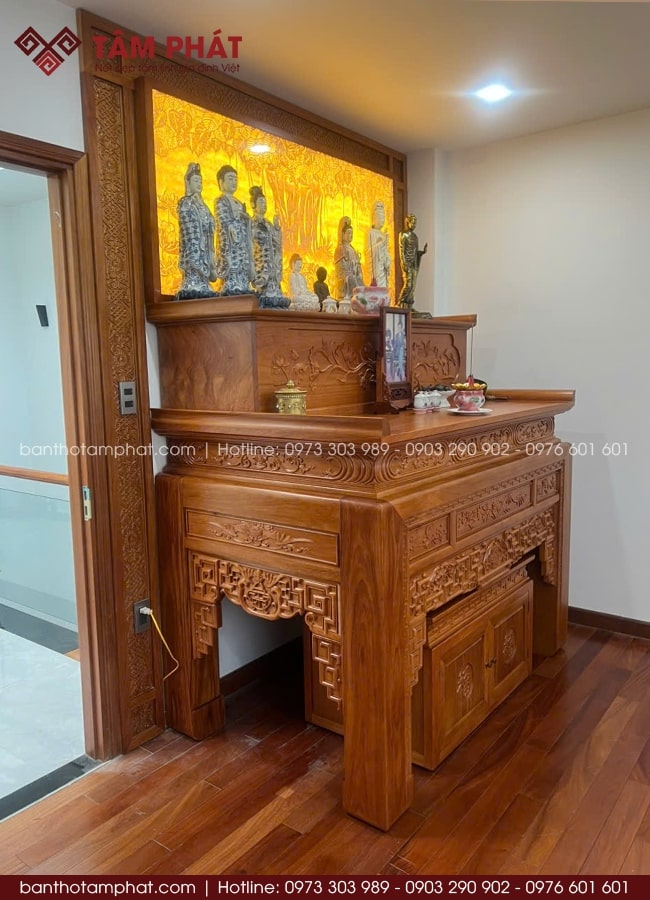 Đôn cấp cao, chân án lớn, đồ sộ, tạo nên sự bề thế, trang nghiêm.