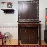 Bàn thờ gỗ tự nhiên, chân nguyên khối, có độ bền cao.