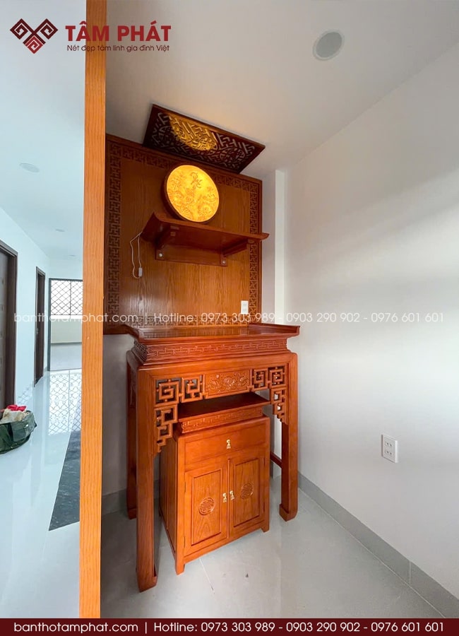 Bàn thờ nhỏ thờ Phật bố trí theo lối Thượng Phật Hạ Linh.