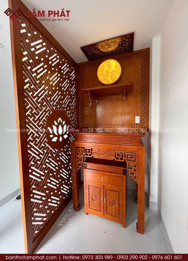 Bàn thờ gỗ tự nhiên, có độ bền cao, không cong vênh, mối mọt.