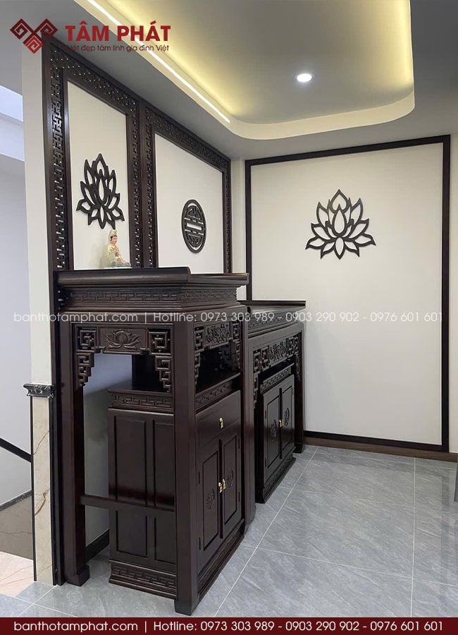 Bộ đôi 2 bàn thờ đứng triện sen, chạm khắc tinh tế, dẫn đầu xu hướng bàn thờ hiện đại.