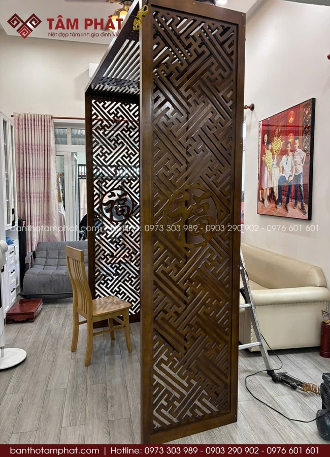 Có kết hợp vách ngăn MDF chữ Phúc kín đáo, sang trọng.