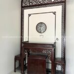 Hệ khung viền trang trí hoa văn đồng nhất, tạo chiều sâu cho không gian.