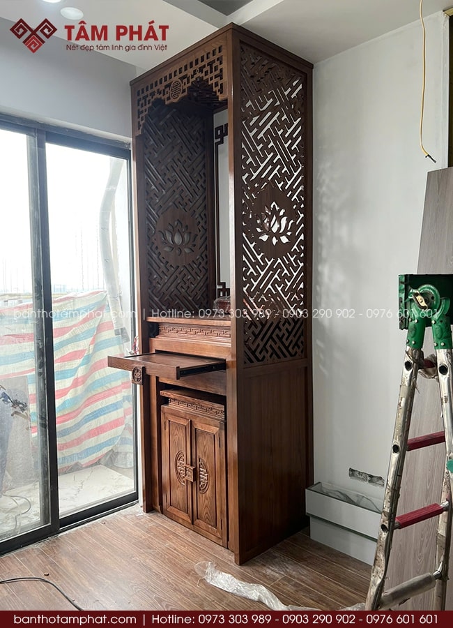 Bàn thờ thiết kế cao ráo, gọn gàng, có ngăn kéo trước mặt tiện lợi.