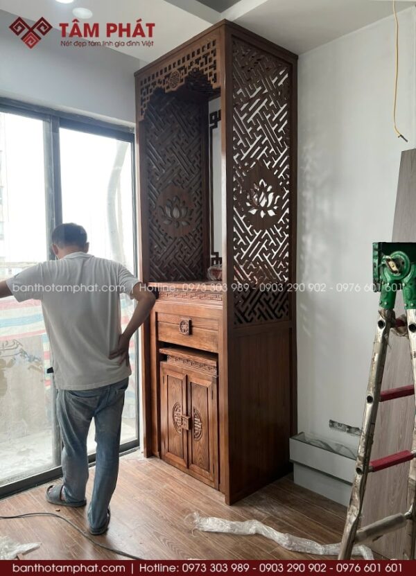 Hệ vách CNC hai bên và phía trên được chạm hoa văn tinh tế, giúp không gian thêm kín đáo, ấm cúng.