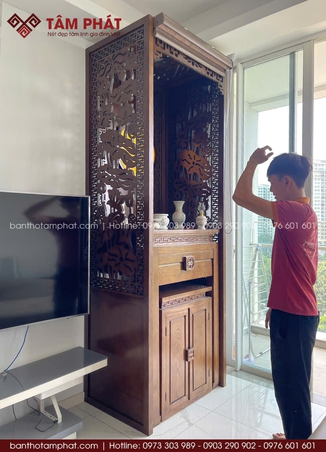 Vách ngăn CNC hoa sen thông thoáng, tạo cảm giác trang nhã, thanh tịnh cho không gian thờ.
