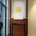 Phòng thờ chung cư gỗ Gõ hiện đại mẫu BT-1704