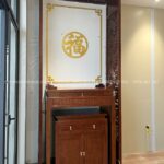 Mẫu bàn thờ đứng đơn giản, kết hợp tủ cơm giúp gia chủ tiện lợi thờ tự và lưu trữ đồ thờ.