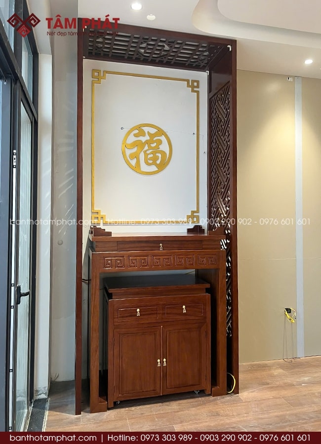 Mẫu bàn thờ đứng đơn giản, kết hợp tủ cơm giúp gia chủ tiện lợi thờ tự và lưu trữ đồ thờ.