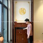 Phương án lắp đặt vách ngăn kịch trần, bao quát bàn thờ.