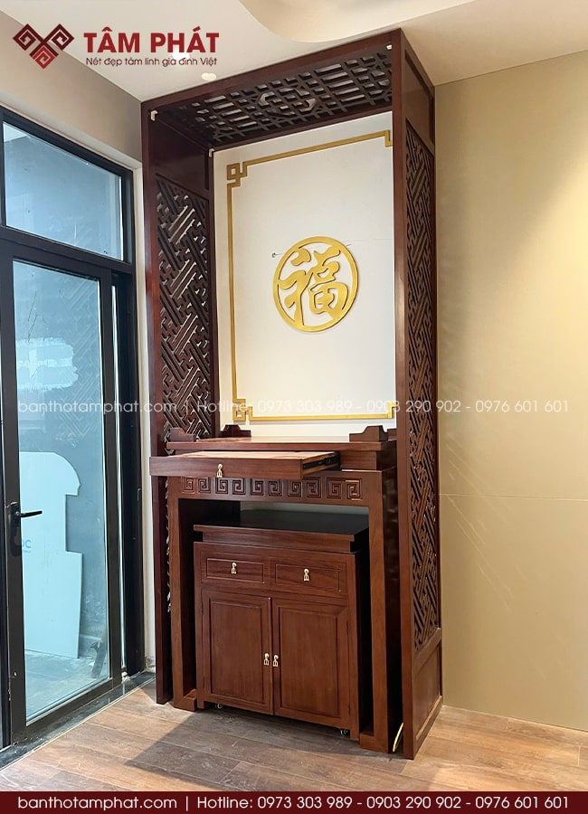Mẫu bàn thờ đứng gỗ gõ có ngăn kéo, với độ bền cao, chắc chắn.