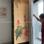 Mẫu rèm mành trúc in hoa sen nghệ thuật sắc nét.