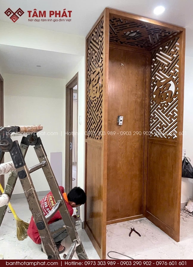 Thi công hệ vách ốp cho phòng thờ tại không gian phòng khách.