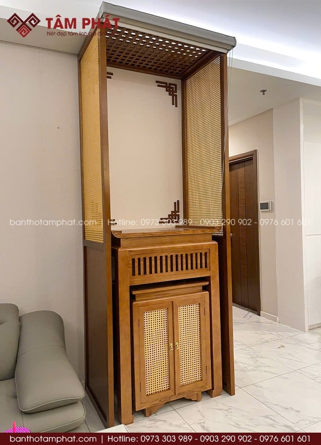 Mẫu bàn thờ thiết kế cao, dáng đứng nhỏ gọn - phù hợp cho căn hộ hoặc không gian hạn chế diện tích.